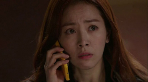 Gọi vào số tổng đài lưu trong điện thoại chồng, tôi chết điếng vì thấy tiếng người phụ nữ đó cất lên