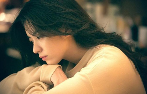 Đêm Giao Thừa, tôi đang ôm con khóc nghẹn ở ngoài vườn bỗng sững sờ bàng hoàng khi nghe tiếng kêu thất thanh vang lên