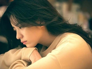 Đêm Giao Thừa, tôi đang ôm con khóc nghẹn ở ngoài vườn bỗng sững sờ bàng hoàng khi nghe tiếng kêu thất thanh vang lên