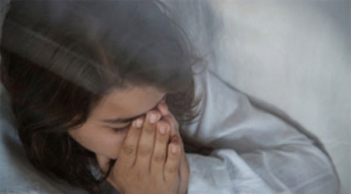 Nhìn tôi rệu rã bước ra từ phòng anh chồng, mẹ chồng đứng phắt dậy bối rối: "Lần này chắc chắn đậu không con?"