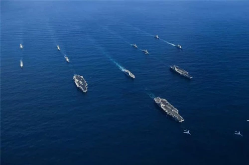 Ba tàu sân bay chạy bằng năng lượng hạt nhân - Reagan, Roosevelt và Nimitz - cùng các tàu hộ tống tập trận trên Thái Bình Dương. Ảnh: Breaking Defense.
