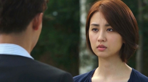 Điếng người khi bắt quả tang vợ và cậu thư ký trẻ quấn quýt ngay tại nhà mình