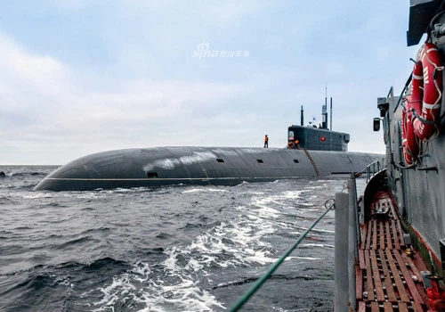 Hải quân Nga vừa nhập biên tàu ngầm mới nhất và cũng là tàu ngầm lớp Borei A đầu tiên của lực lượng này mang tên Knyaz Vladimir - Hiệp Sĩ Vladimir. Nguồn ảnh: Rumil.