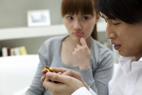 Nhìn vợ giơ cái bát trên tay lên định đập xuống, tôi hãi hùng vội vàng xin tha: “Vợ ơi, thôi anh sợ em rồi! Nay là mùng 1 Tết đấy!”