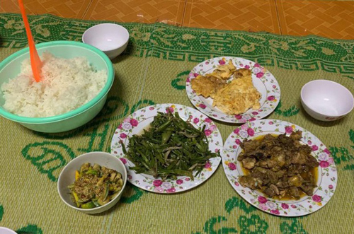 Nhìn mâm cơm mùng 1 nhà H’Hen Niê ai cũng ngậm ngùi "sao đạm bạc quá" nhưng điều quan trọng nhất là niềm vui ngày Tết thì luôn đong đầy