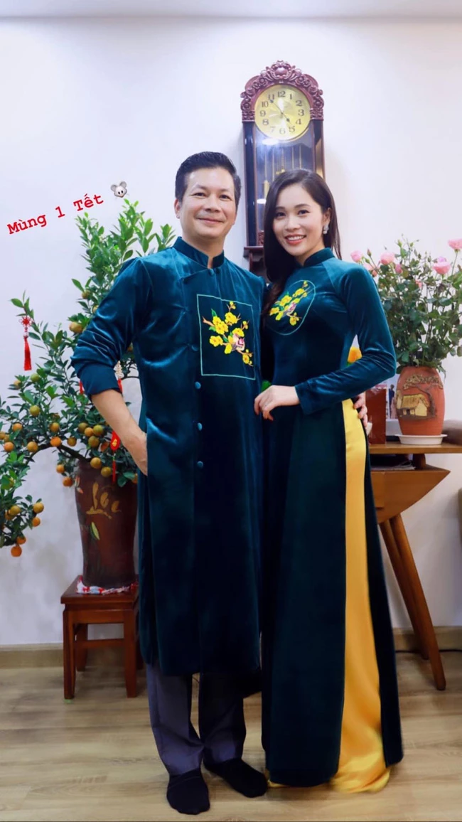 Shark Hưng và bà xã Thu Trang diện áo dài đôi nhung xanh sang trọng, tình tứ bên nhau trong ngày đầu tiên của năm mới Canh Tý.
