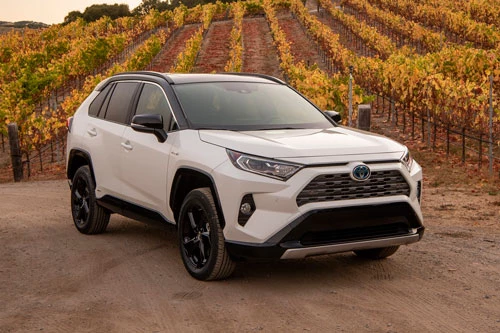 1. Toyota RAV4 (doanh số: 448.071 chiếc).