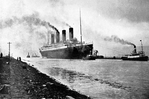 Tàu Titanic huyền thoại gặp thảm kịch kinh hoàng cách đây 108 năm. Sau khi đâm vào tảng băng trôi, con tàu từ từ chìm xuống đáy biển Đại Tây Dương.