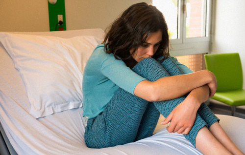 Thấy tôi giận dữ cắt xé cái váy đỏ, chồng lên tiếng trách móc, tôi im lặng đưa anh xem tấm ảnh thôi cũng đủ khiến anh quỳ sụp xuống nhận lỗi