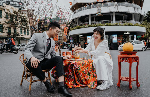 Mùng 1 Tết đã "chơi lớn" thế này thì ai chơi lại - Cặp đôi vác cả bàn ghế ra giữa đường thưởng trà, bất chấp mưa rét chỉ vì một lý do