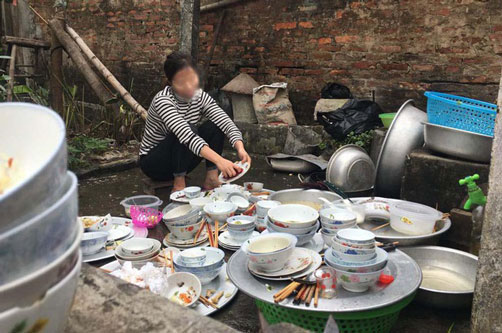 Về nhà chồng ăn Tết, trong khi tôi tất bật dọn dẹp thì anh ngồi rung đùi nhắn tin với "em gái đồng nghiệp"