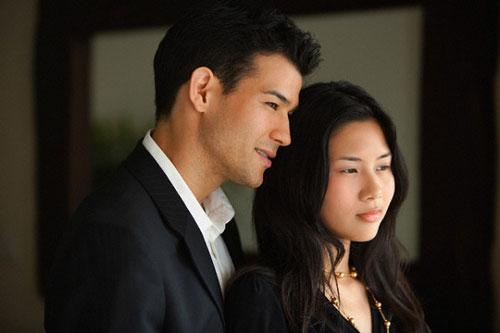 Tôi vừa đặt gói mứt Tết lên bàn thờ mẹ chồng đã vội giật xuống ném ra sân và hỏi một câu khiến vợ chồng tôi đau điếng nhục nhã