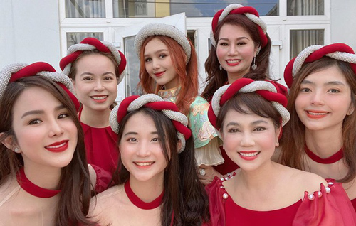 Xoài Non lần đầu đọ sắc với em họ Diệp Lâm Anh trong Tết đầu về làm dâu nhà Xemesis