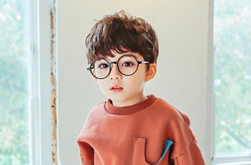 Con càng lớn càng đẹp trai, kết quả sau 4 lần xét nghiệm ADN khiến ông bố xấu xí hoang mang