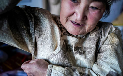 Người phụ nữ dệt bộ đồ cuối cùng làm từ... da cá