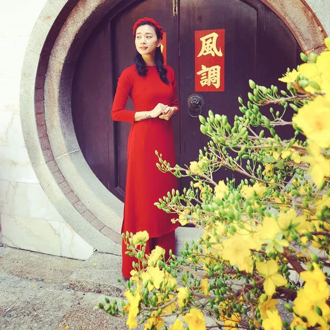 Như bao chị em khác, Ngô Thanh Vân cũng chọn áo dài để hoàn thiện phong cách trong ngày đầu năm mới. Cô thậm chí còn ưu ái gam màu đỏ để mong một năm Canh Tý thật rực rỡ.
