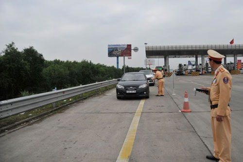 Kiểm tra nồng độ cồn ngày Tết: Người dân chấp hành tốt