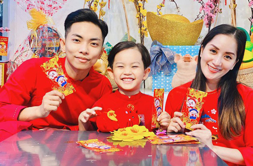 Kubi nhà Khánh Thi được bố mẹ dạy cách nhận lì xì cực khéo, nhưng câu chúc Tết khiến Phan Hiển cũng sửng sốt "Sao con khôn quá vậy?"