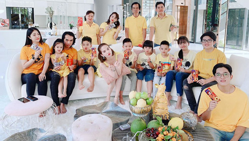 Lần đầu Ngọc Trinh khoe bữa cơm gia đình ngày Tết trong biệt thự mới, toàn là đặc sản miền Tây do bố nấu