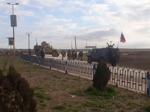 Binh lính Mỹ tiếp tục chặn đoàn xe tuần tra của quân cảnh Nga tại Tal Tamr. Ảnh: Al Masdar News.