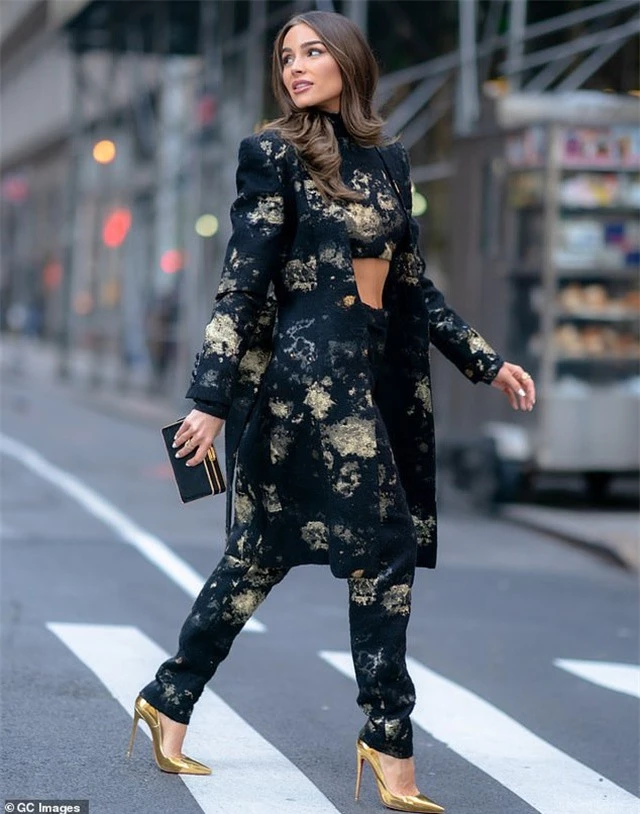 Hoa hậu hoàn vũ Olivia Culpo khoe cơ bụng trên phố - 3 Hoa hậu hoàn vũ Olivia Culpo khoe cơ bụng trên phố - 3