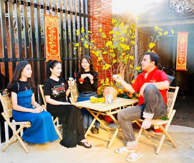 Hoa hậu tương lai nhà MC Quyền Linh chiếm trọn spotlight khi xúng xính áo dài du xuân, dìm hàng bố thê thảm bởi chiều cao vượt bậc - Ảnh 2.