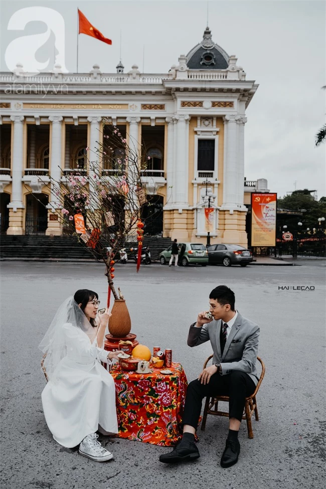 Mùng 1 Tết đã "chơi lớn" thế này thì ai chơi lại - Cặp đôi vác cả bàn ghế ra giữa đường thưởng trà, bất chấp mưa rét chỉ vì một lý do - Ảnh 3.