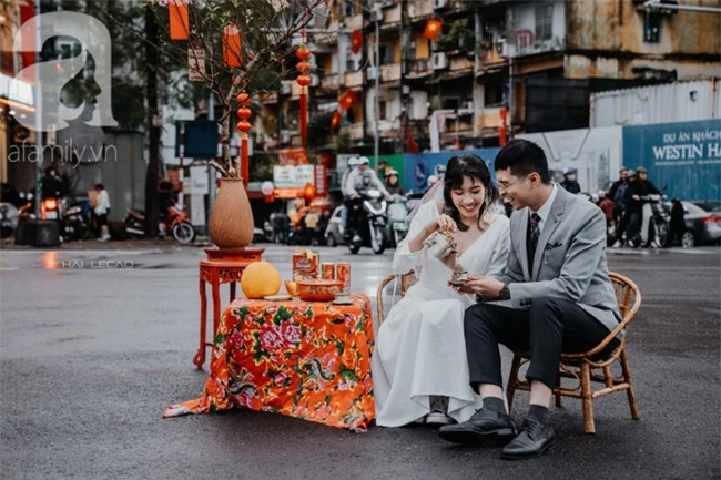 Mùng 1 Tết đã "chơi lớn" thế này thì ai chơi lại - Cặp đôi vác cả bàn ghế ra giữa đường thưởng trà, bất chấp mưa rét chỉ vì một lý do - Ảnh 6.