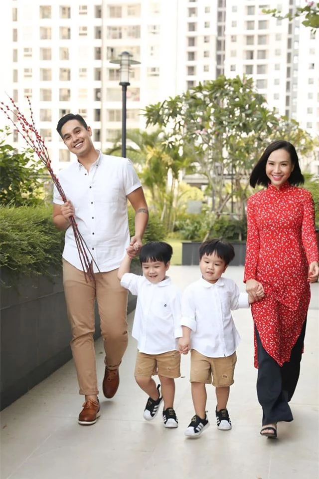 Ngày đầu năm của các hot family: Vợ chồng Shark Hưng diện áo dài đôi đi chúc Tết, bé Myla xúng xính áo dài du xuân cùng bố mẹ - Ảnh 6.