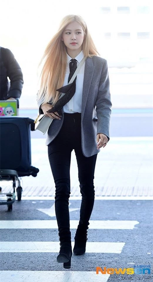 Rosé (BLACKPINK) gây sốt tại sân bay ngày đầu năm: Khí chất quyền lực tựa nữ CEO, không hở vẫn khoe trọn body mãn nhãn - Ảnh 3.