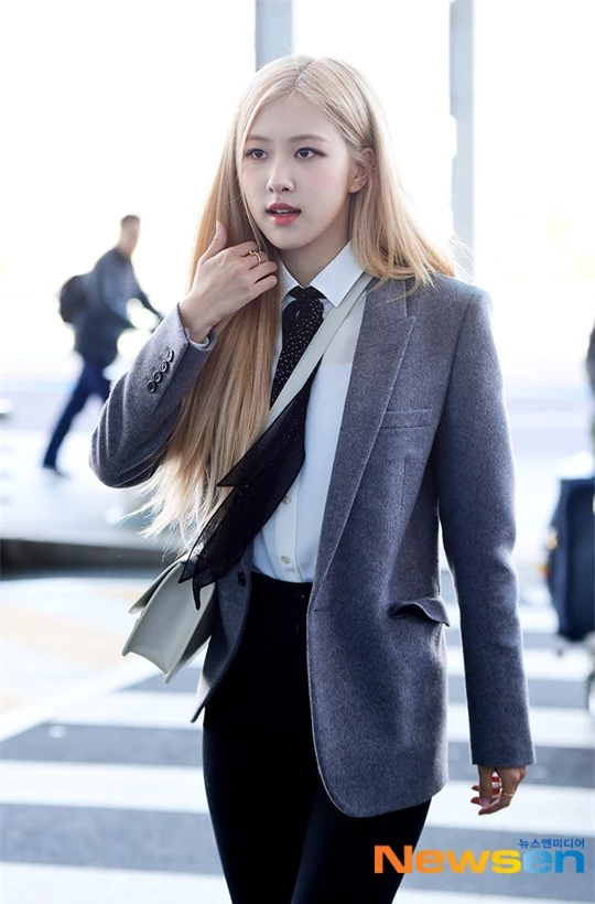 Rosé (BLACKPINK) gây sốt tại sân bay ngày đầu năm: Khí chất quyền lực tựa nữ CEO, không hở vẫn khoe trọn body mãn nhãn - Ảnh 7.