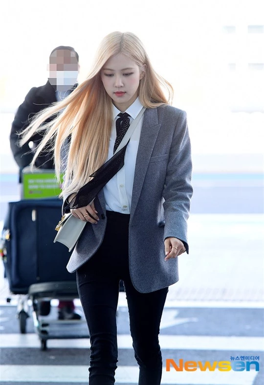 Rosé (BLACKPINK) gây sốt tại sân bay ngày đầu năm: Khí chất quyền lực tựa nữ CEO, không hở vẫn khoe trọn body mãn nhãn - Ảnh 8.