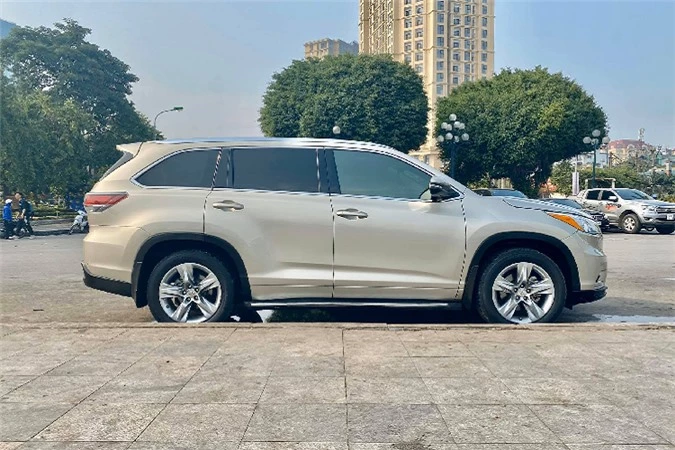 Toyota Highlander co ghe thuong gia hon 2,4 ty tai Viet Nam