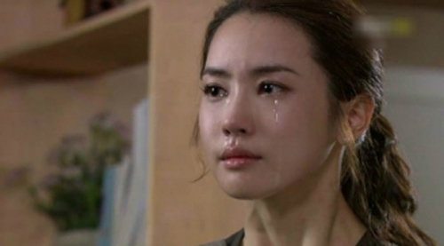 Vừa cầm lá thư mẹ chồng để lại trước khi bỏ đi, tim tôi tê tái, còn chồng khóc nức nở rồi lao đi