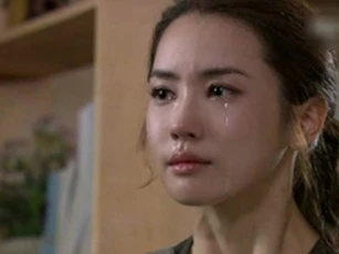 Vừa cầm lá thư mẹ chồng để lại trước khi bỏ đi, tim tôi tê tái, còn chồng khóc nức nở rồi lao đi