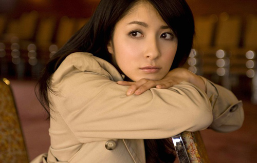 Nghe tiếng “choang” chát chúa tôi chạy vội vào phòng bếp và kinh hãi trước hình ảnh chồng dùng búa đập tất cả bát đĩa