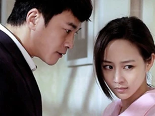 Về nhà đột xuất, tôi chết điếng khi thấy chồng và hai mẹ con người phụ nữ lạ mặt đang làm chuyện đó