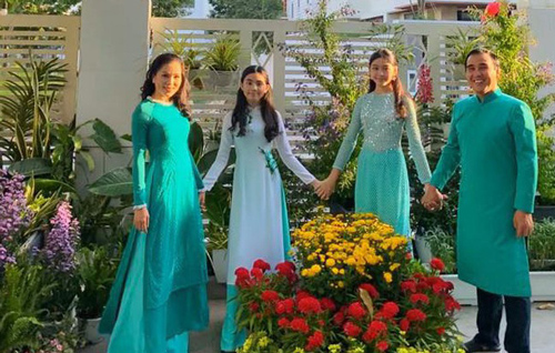 Lọ Lem - Con gái lớn nhà MC Quyền Linh chiếm trọn spotlight khi xúng xính áo dài du xuân, “dìm” bố thê thảm bởi chiều cao vượt bậc