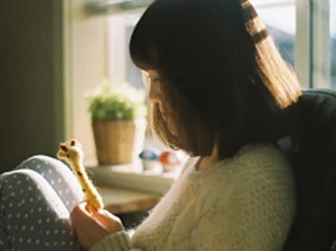 Nửa đêm nghe tiếng động từ phòng của mẹ, tôi chết lặng khi chứng kiến chuyện động trời