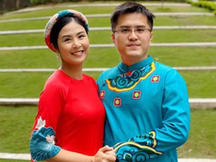 Ngọc Hân tay nắm tay tình tứ với bạn trai bên nhau cả thập kỷ, nhẫn đính hôn báo hiệu ngày cưới không còn xa