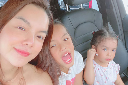 Phạm Quỳnh Anh bịn rịn chia tay 2 con gái về quê đón Tết với Quang Huy nhưng cách cư xử của nữ ca sĩ được đánh giá cao
