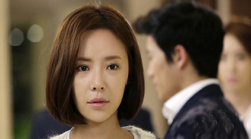 Thấy chồng ngồi trong nhà vệ sinh quá lâu, tôi sốt ruột tung cửa vào rồi chết sững khi thấy cảnh tượng này