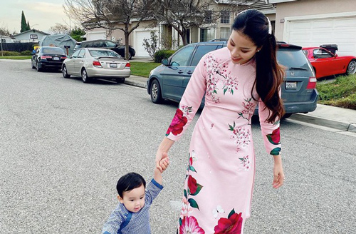 Hoa hậu Phạm Hương khoe ảnh diện áo dài du xuân cùng con trai cưng, gây chú ý nhất lại là xế hộp màu hồng "xịn mịn" phía sau