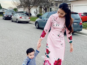 Hoa hậu Phạm Hương khoe ảnh diện áo dài du xuân cùng con trai cưng, gây chú ý nhất lại là xế hộp màu hồng "xịn mịn" phía sau