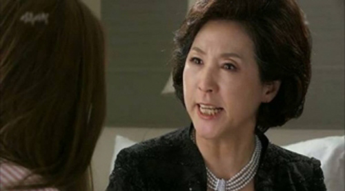 Đêm tân hôn, vợ chồng tôi vừa tắt điện thì hốt hoảng khi cánh cửa bật mở rồi bóng đen ngã sập vào