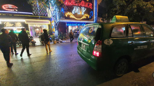 Đi 7 km trả 300 nghìn vẫn không gọi được taxi ngày Tết