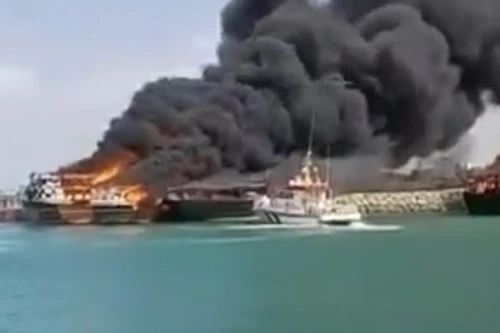 4 con tàu của Iran đã bị bốc cháy ngay trong cảng. Ảnh: Al Masdar News.