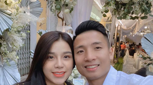 Choáng với số tiền mà trung vệ Bùi Tiến Dũng mừng tuổi cho vợ