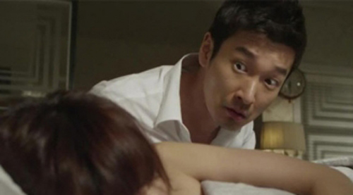 Đêm tân hôn, tôi tái mặt vì biết lý do mẹ chồng bắt trải ga trắng và "phục kích" bên ngoài