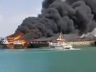 4 tàu Iran bị đốt cháy ngay tại eo biển Hormuz